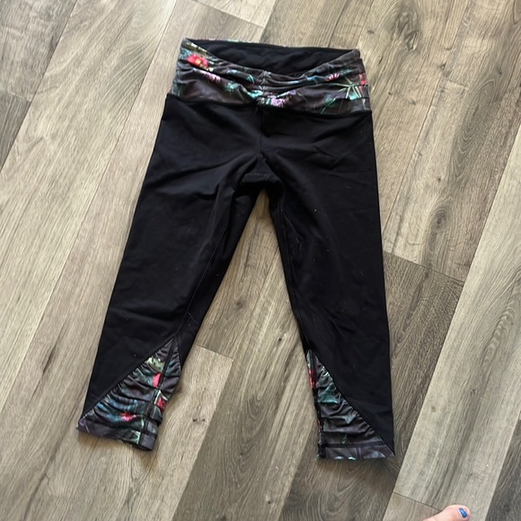 Lululemon black and floral capris leggings - Picture 1 of 2